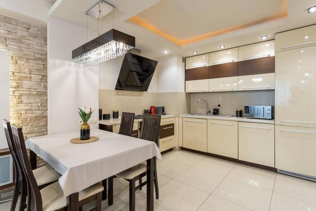 Апартаменти Urban Chic - One Bedroom -luxury - Grzybowska 5 *