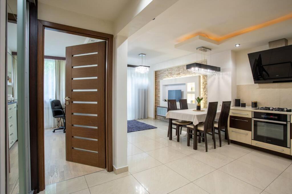 Urban Chic - One Bedroom -luxury - Grzybowska 5 Апартаменти Варшава